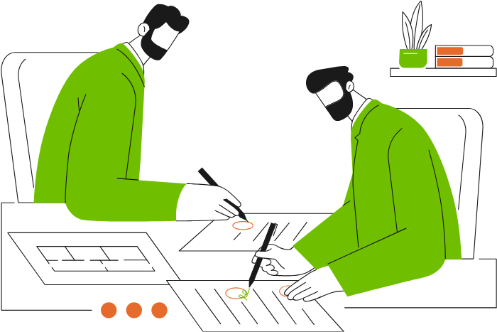 Zwei Personen sitzen an einem Schreibtisch und arbeiten gemeinsam an Dokumenten.